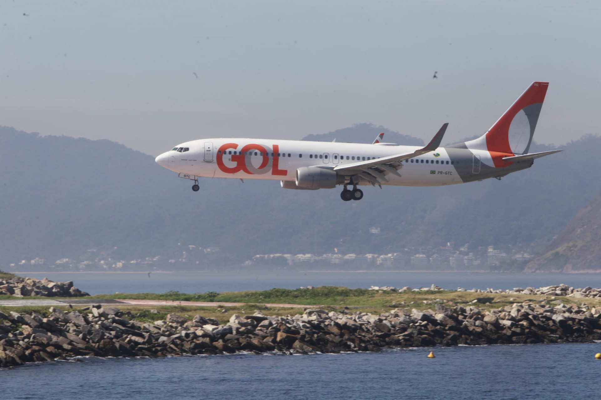 Baía de Guanabara, no trecho próximo ao aeroporto Santos Dumont, nesta quinta-feira (5) - Reginaldo Pimenta / Agência O Dia