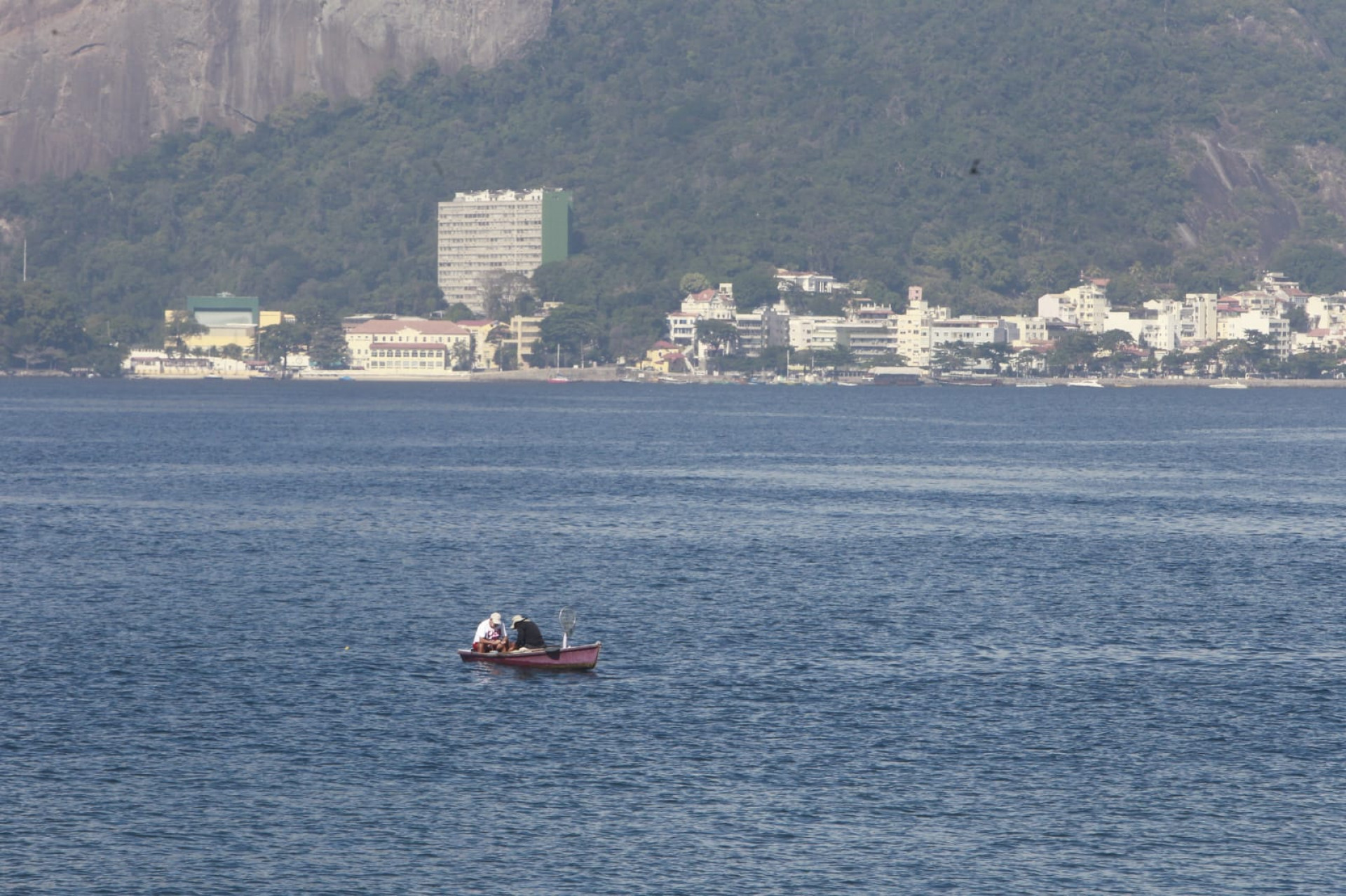Baía de Guanabara, no trecho próximo ao aeroporto Santos Dumont, nesta quinta-feira (5) - Reginaldo Pimenta / Agência O Dia