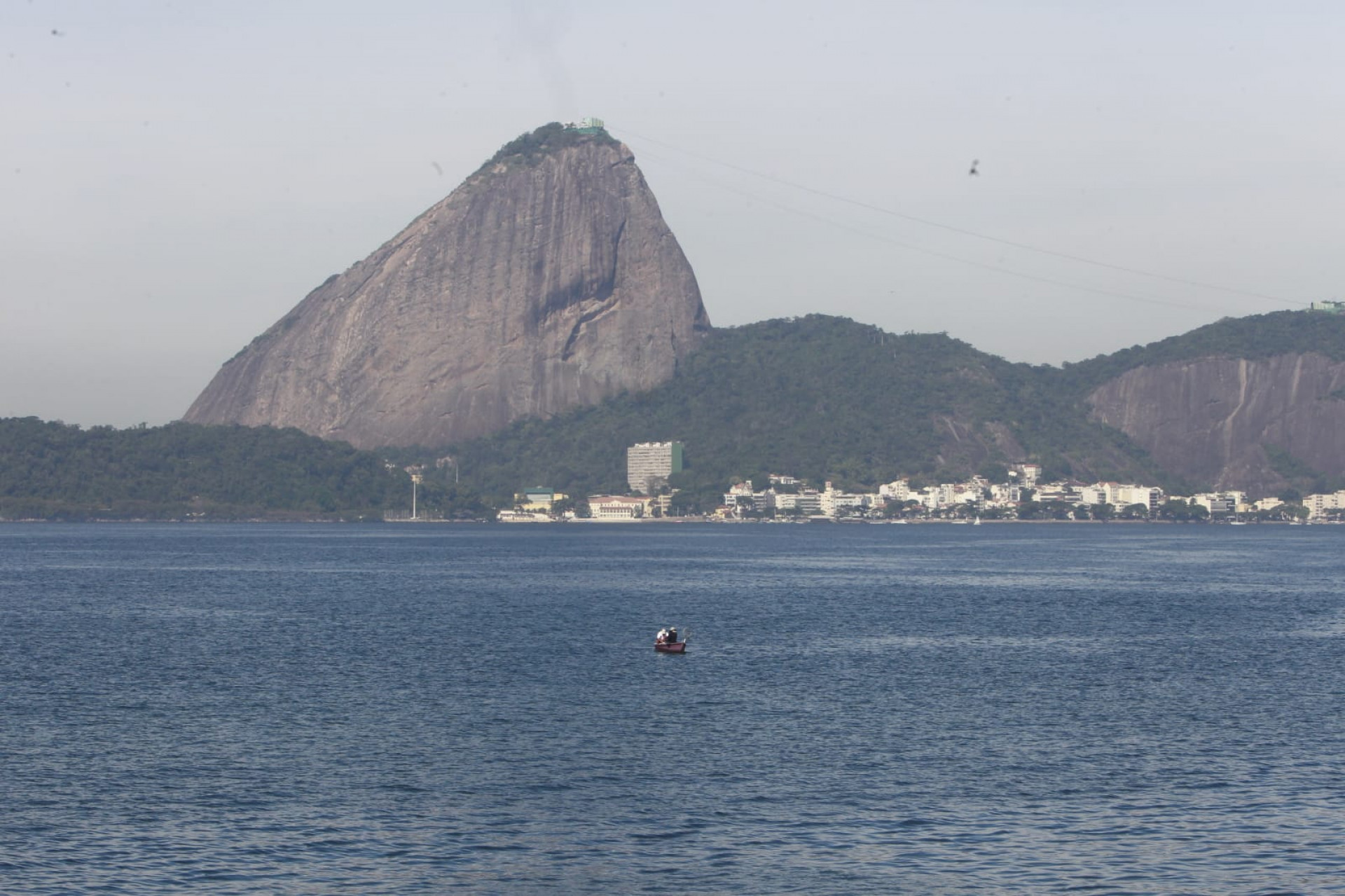 Baía de Guanabara, no trecho próximo ao aeroporto Santos Dumont, nesta quinta-feira (5) - Reginaldo Pimenta / Agência O Dia