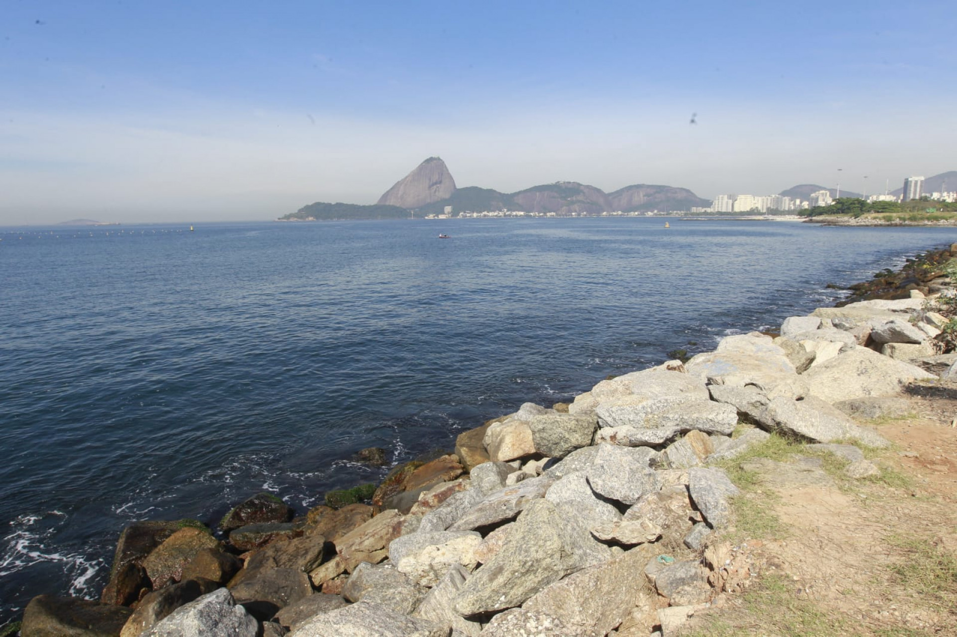 Baía de Guanabara, no trecho próximo ao aeroporto Santos Dumont, nesta quinta-feira (5) - Reginaldo Pimenta / Agência O Dia