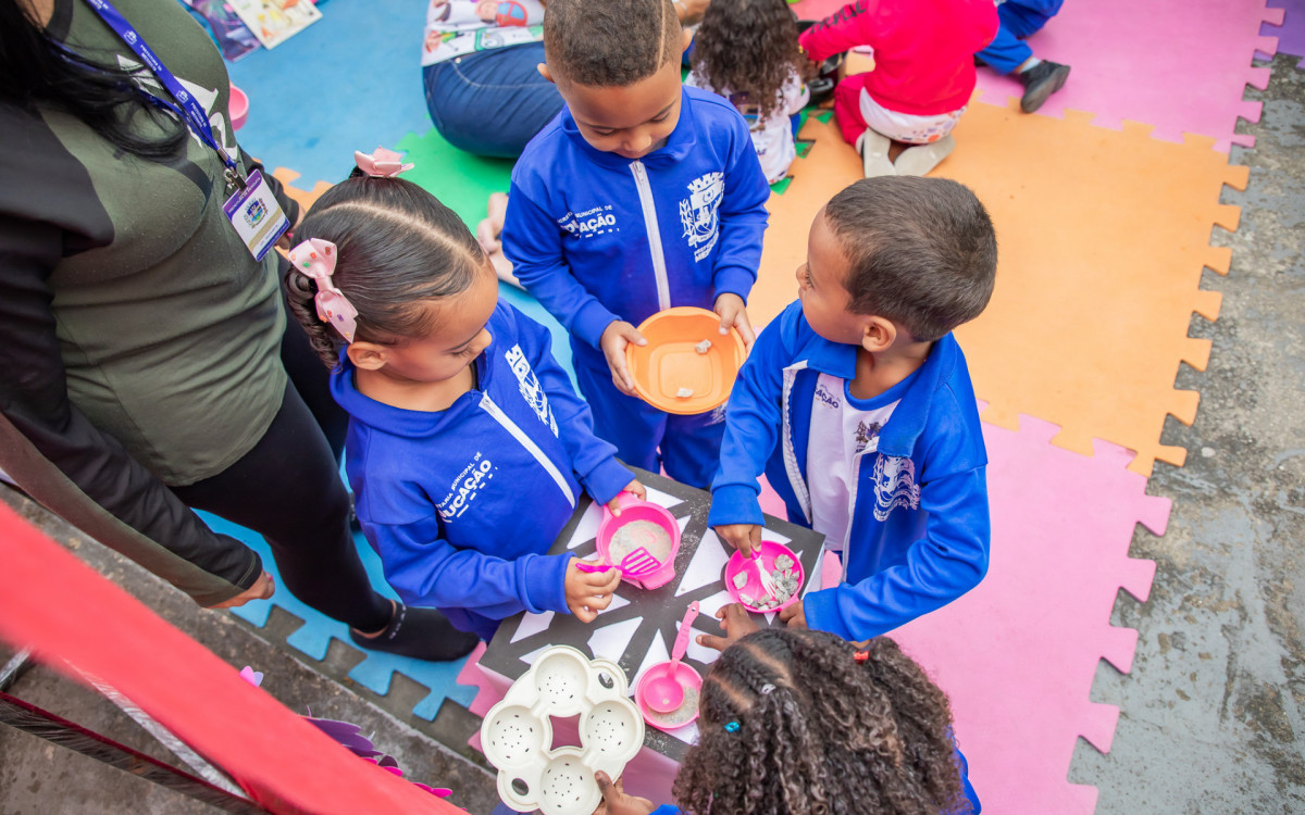 Brincadeiras planejadas envolviam o primeiro contato com as letras e com os elementos da natureza