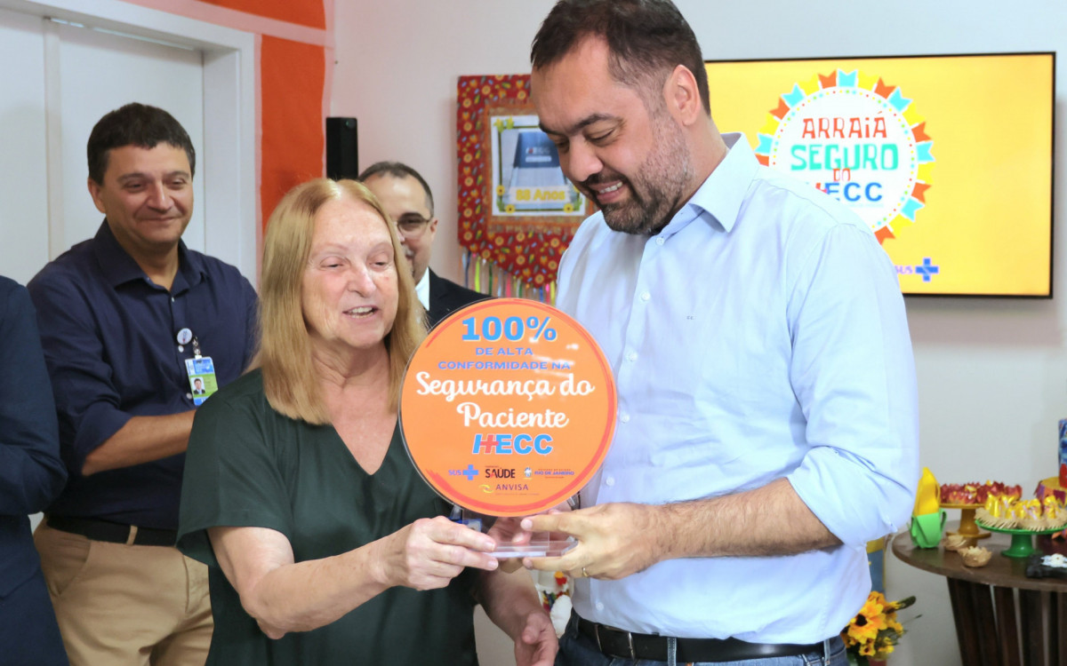 Médica Walkiria Colchete Cipolla entrega prêmio recebido pela unidade ao governador