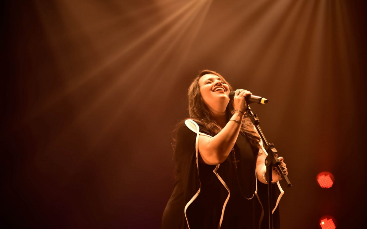 O público será embalado pelo show gratuito com \'Twigg canta Roupa Nova\'. Filha do saudoso Paulinho, vocalista do lendário grupo Roupa Nova, Twigg trará os sucessos da banda