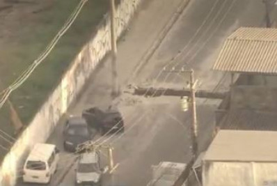 Traficantes abrem buraco e impedem passagem em rua da Cidade Alta