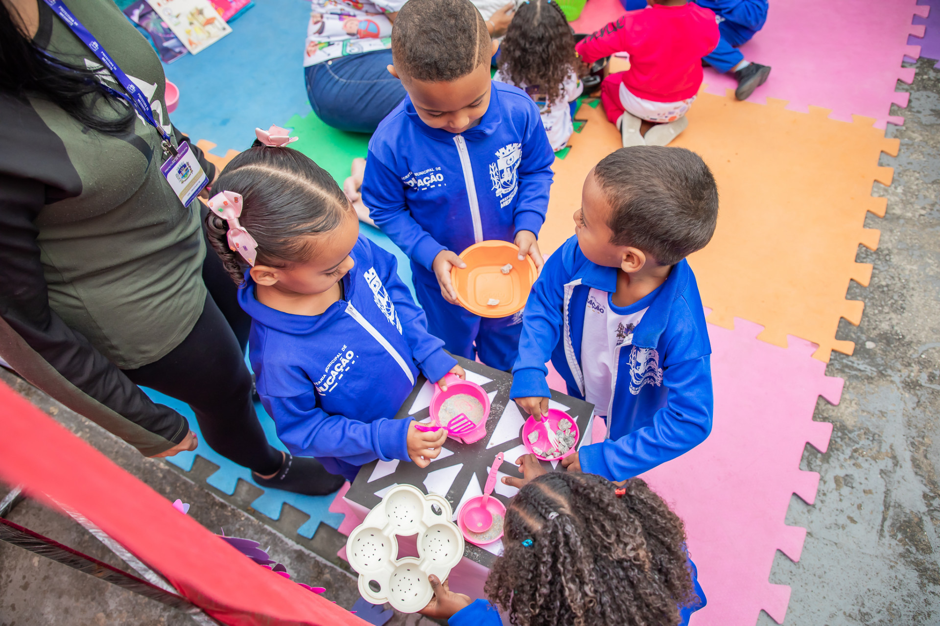 Brincadeiras planejadas envolviam o primeiro contato com as letras e com os elementos da natureza - Luan de Brito