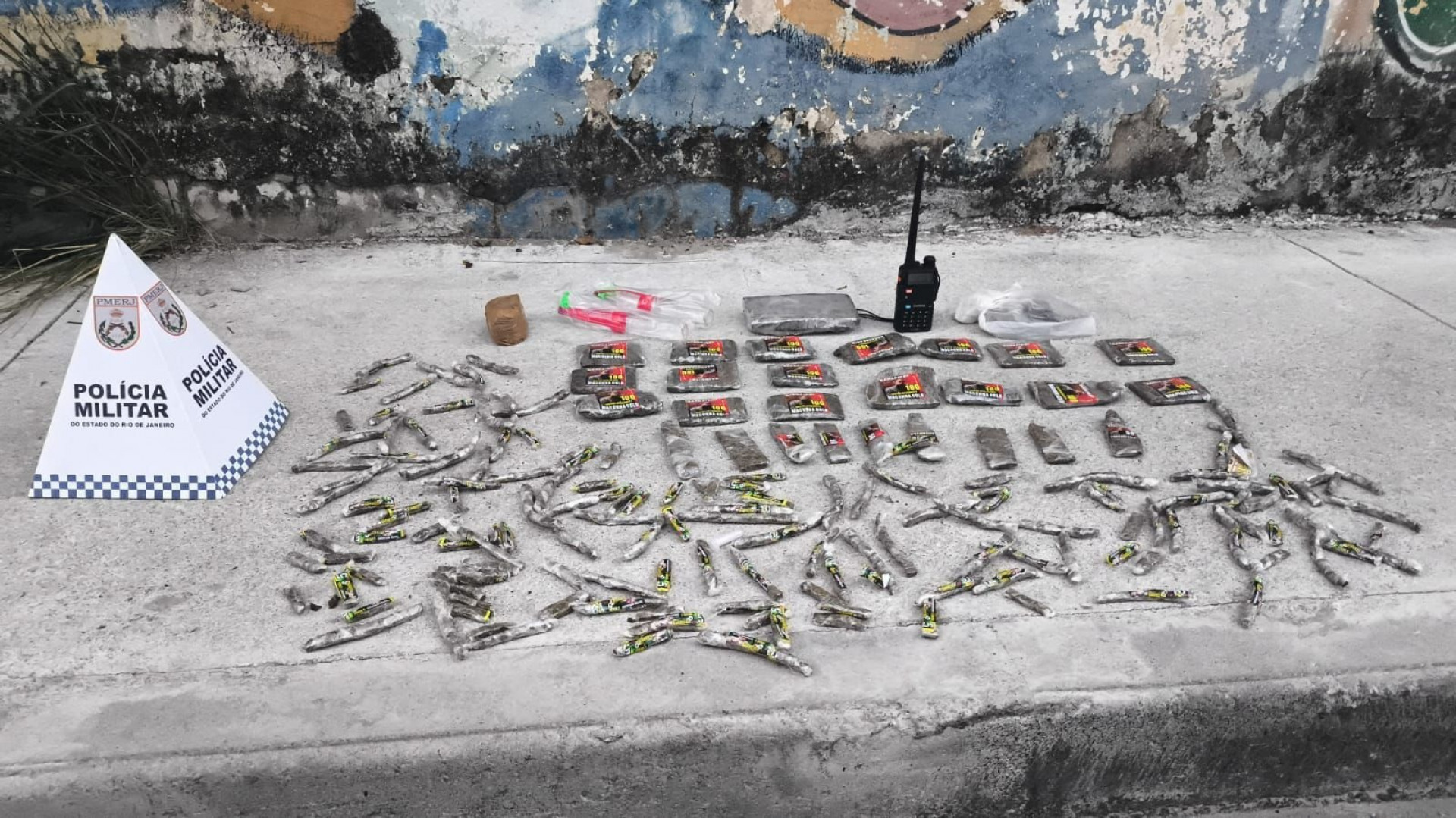 Material apreendido pelos policiais durante a a&ccedil;&atilde;o - Reprodu&ccedil;&atilde;o