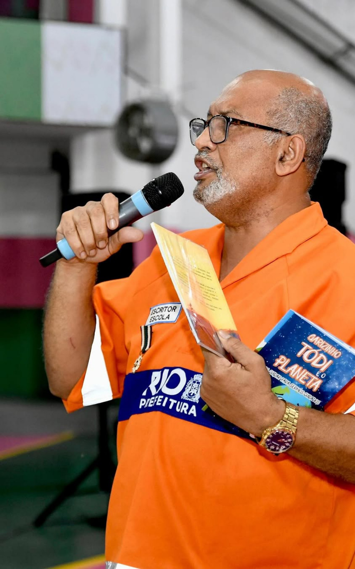 Valdeci Boareto é gari e escritor - Reprodução/Instagram Mangueira