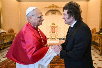 Papa Leão XIV recebe Milei no Vaticano e ressalta luta contra a pobreza