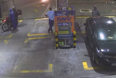 Vídeo mostra exato momento em que carro explode durante abastecimento em posto no Rio