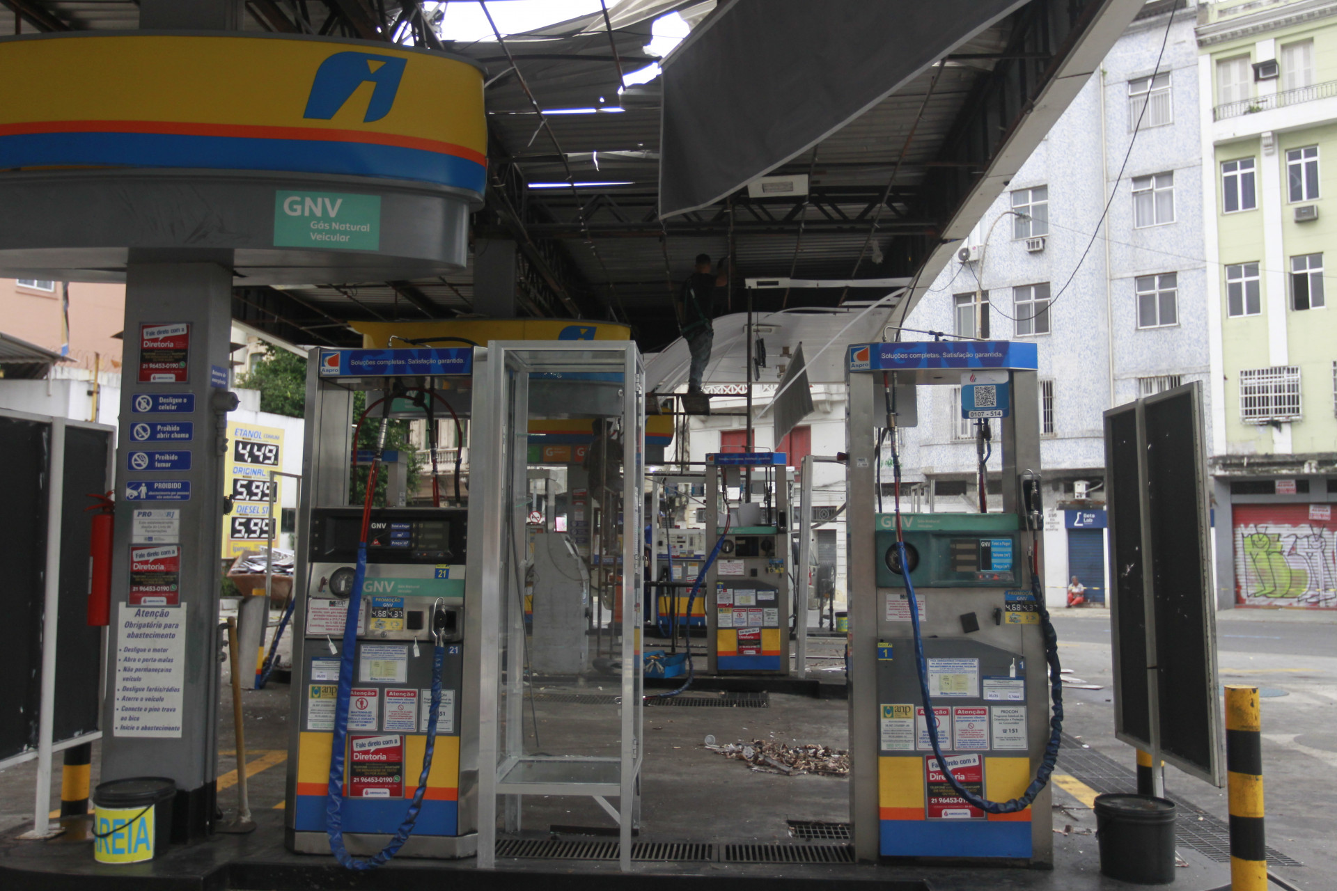 Explosão em posto de combustíveis na Praça Cruz Vermelha deixou dois homens mortos - Reginaldo Pimenta / Agencia O Dia