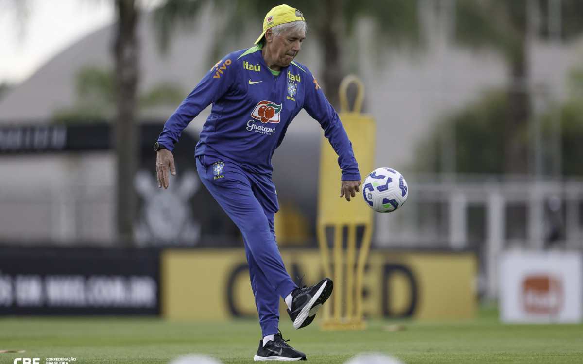 Carlo Ancelotti participa de roda de altinha com outros membros da comissão técnica da seleção brasileira