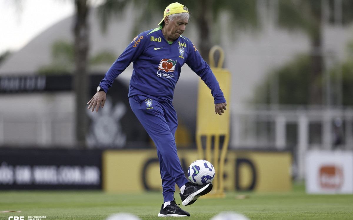 Carlo Ancelotti participa de roda de altinha com outros membros da comissão técnica da seleção brasileira