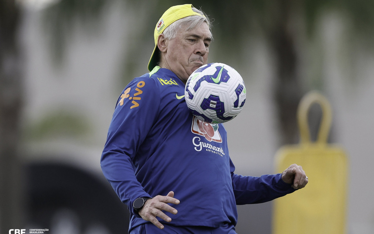 Carlo Ancelotti participa de roda de altinha com outros membros da comissão técnica da seleção brasileira