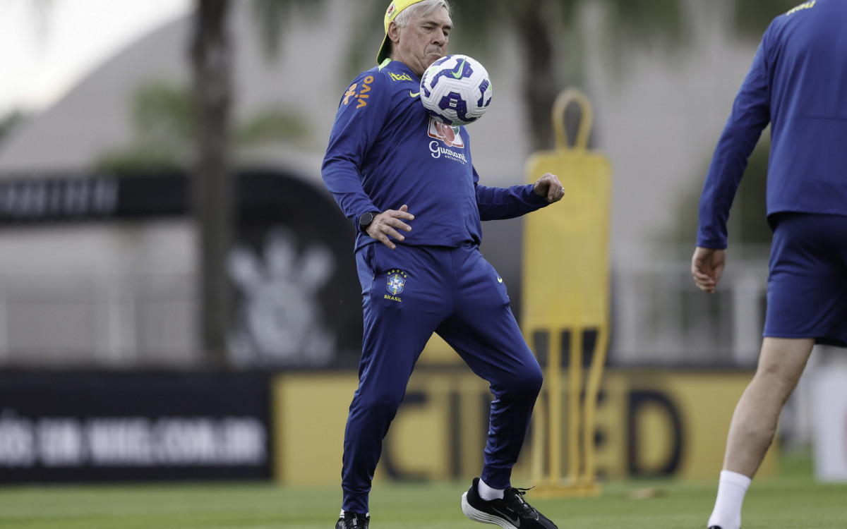 Carlo Ancelotti participa de roda de altinha com outros membros da comissão técnica da seleção brasileira