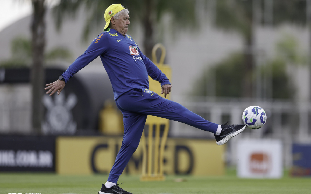 Carlo Ancelotti participa de roda de altinha com outros membros da comissão técnica da seleção brasileira