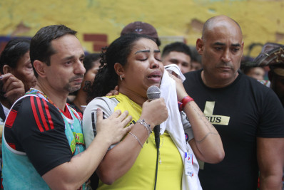 FOTOS: Dor e revolta marcam despedida a jovem morto em operação no Santo Amaro