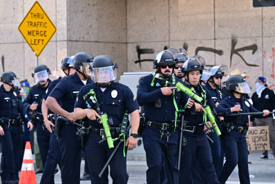 Polícia dos EUA dispara gás lacrimogêneo contra manifestantes em Los Angeles
