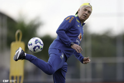 Fotos: com boné para trás, Ancelotti participa de altinha em treino