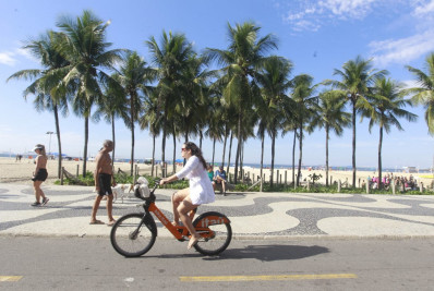 Cariocas curtem domingo de sol, mas a semana começa mais fria e com previsão de chuva isolada