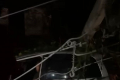 Poste cai em cima de carro e deixa feridos na Autoestrada Grajaú-Jacarepaguá