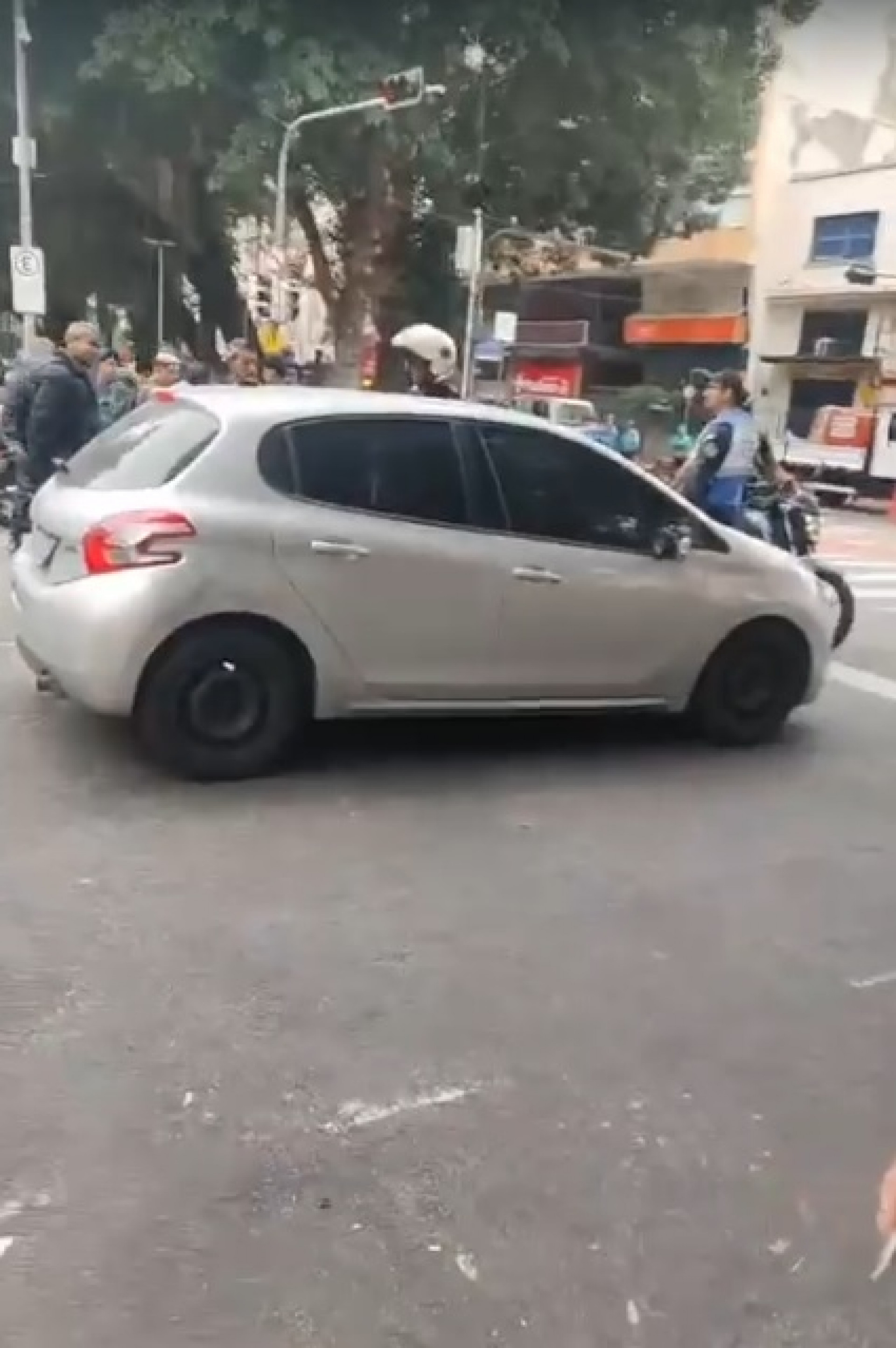 Carro de autor dos disparos foi cercado por manifestantes e policiais militares - Reprodução/Rene Silva/Voz da Comunidade