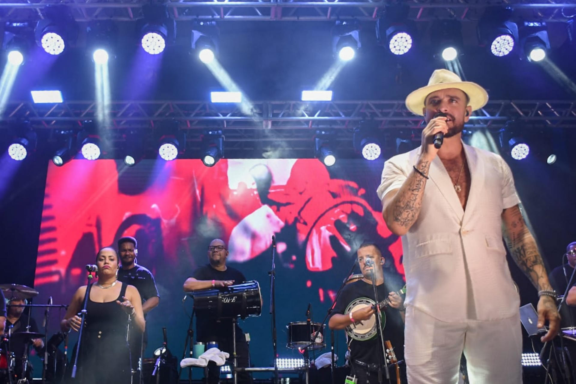 Diogo Nogueira fez o público cantar junto seus maiores sucessos - Sylvia Freitas - Agência O Dia