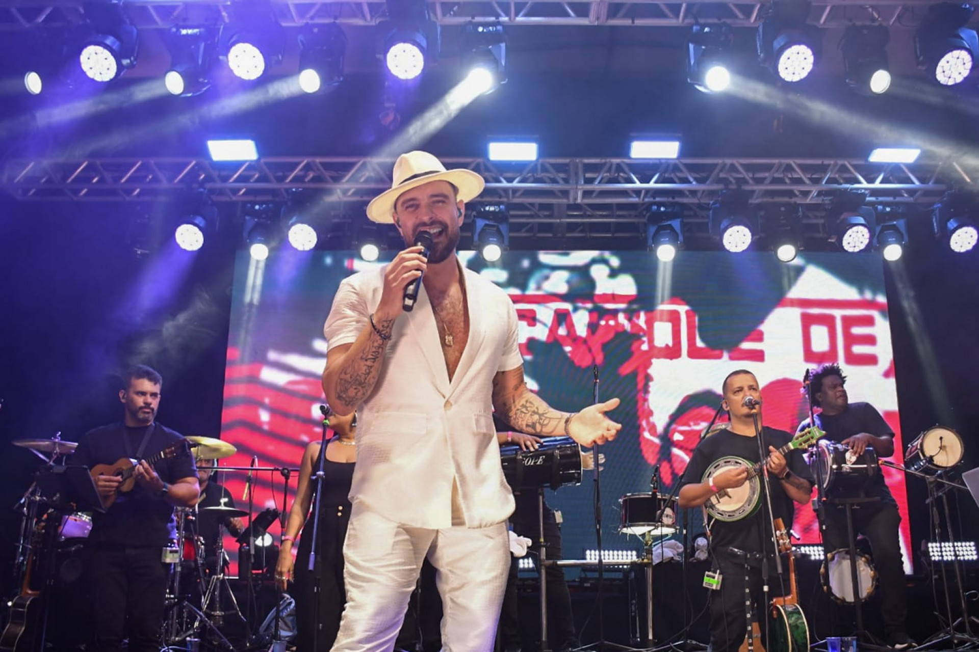 Diogo Nogueira fez o público cantar junto seus maiores sucessos - Sylvia Freitas - Agência O Dia