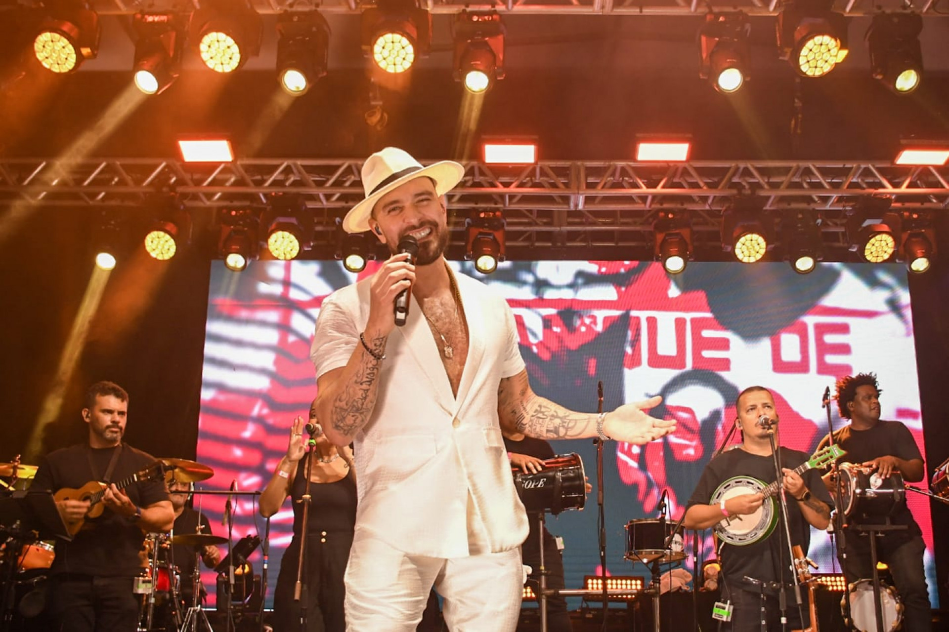 Diogo Nogueira fez o público cantar junto seus maiores sucessos - Sylvia Freitas - Agência O Dia