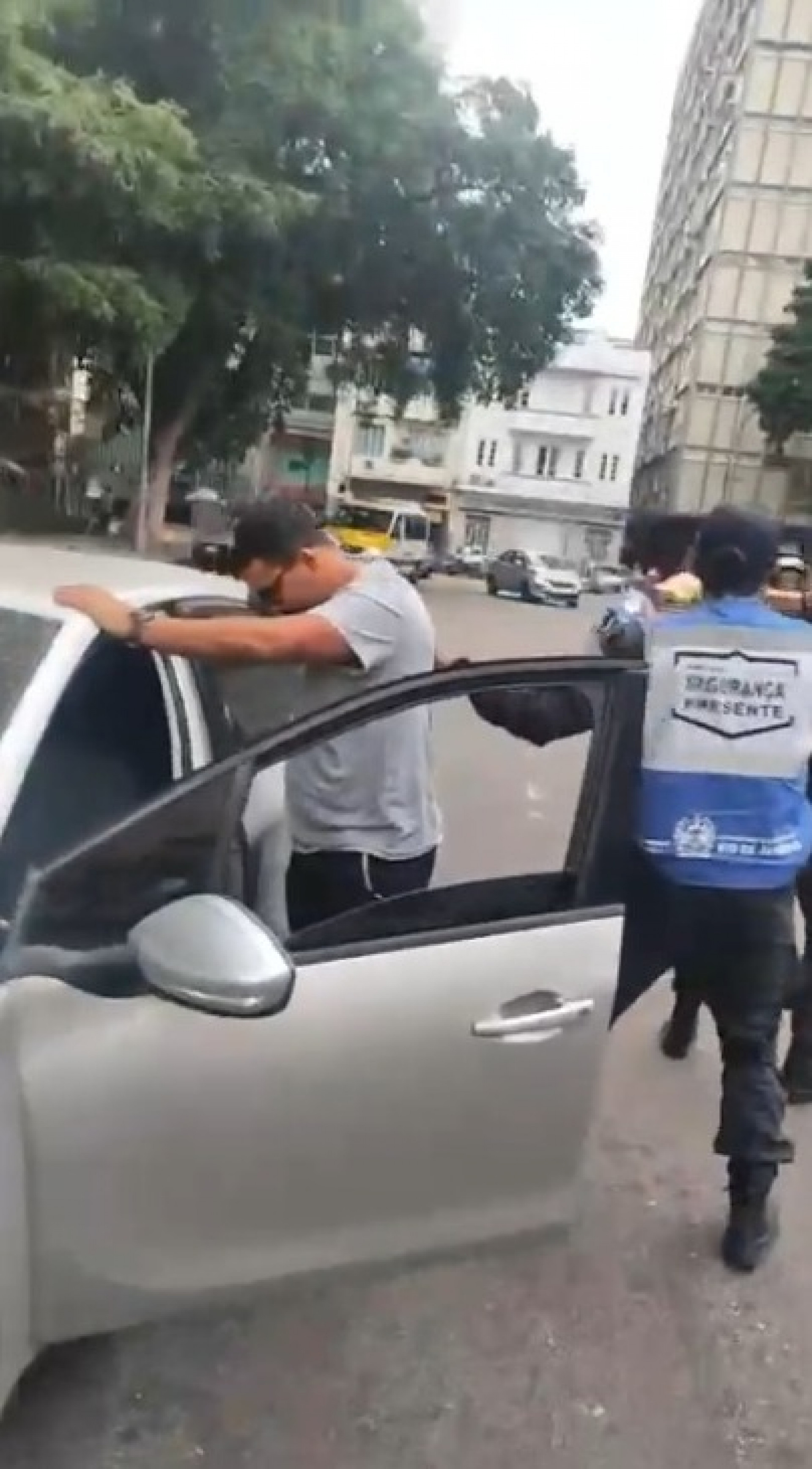 Suspeito de fazer disparos para o alto durante ato foi cercado por policiais militares - Reprodução/Rene Silva/Voz da Comunidade