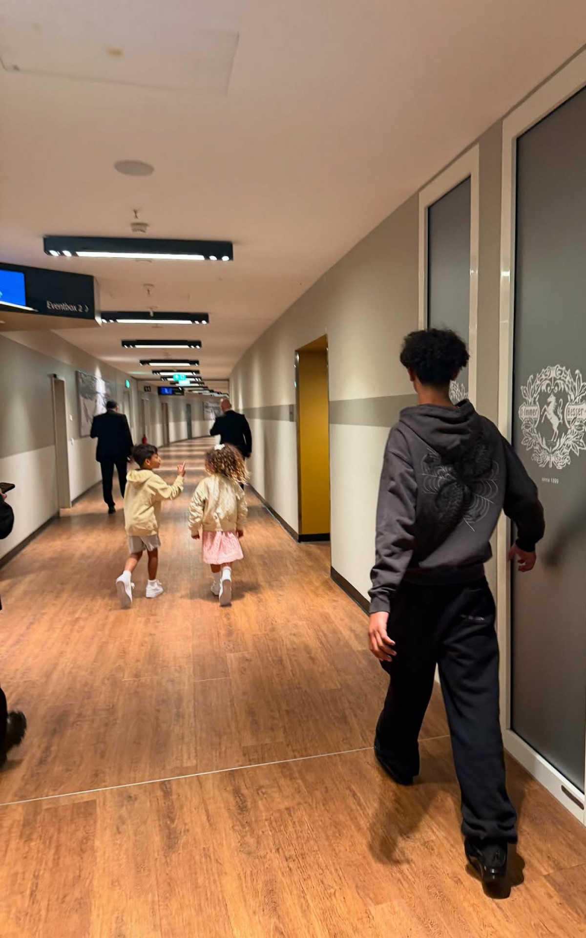 Filhos de Georgina Rodri?guez e Cristiano Ronaldo foram à final entre Portugal e Espanha - Reprodução/Instagram