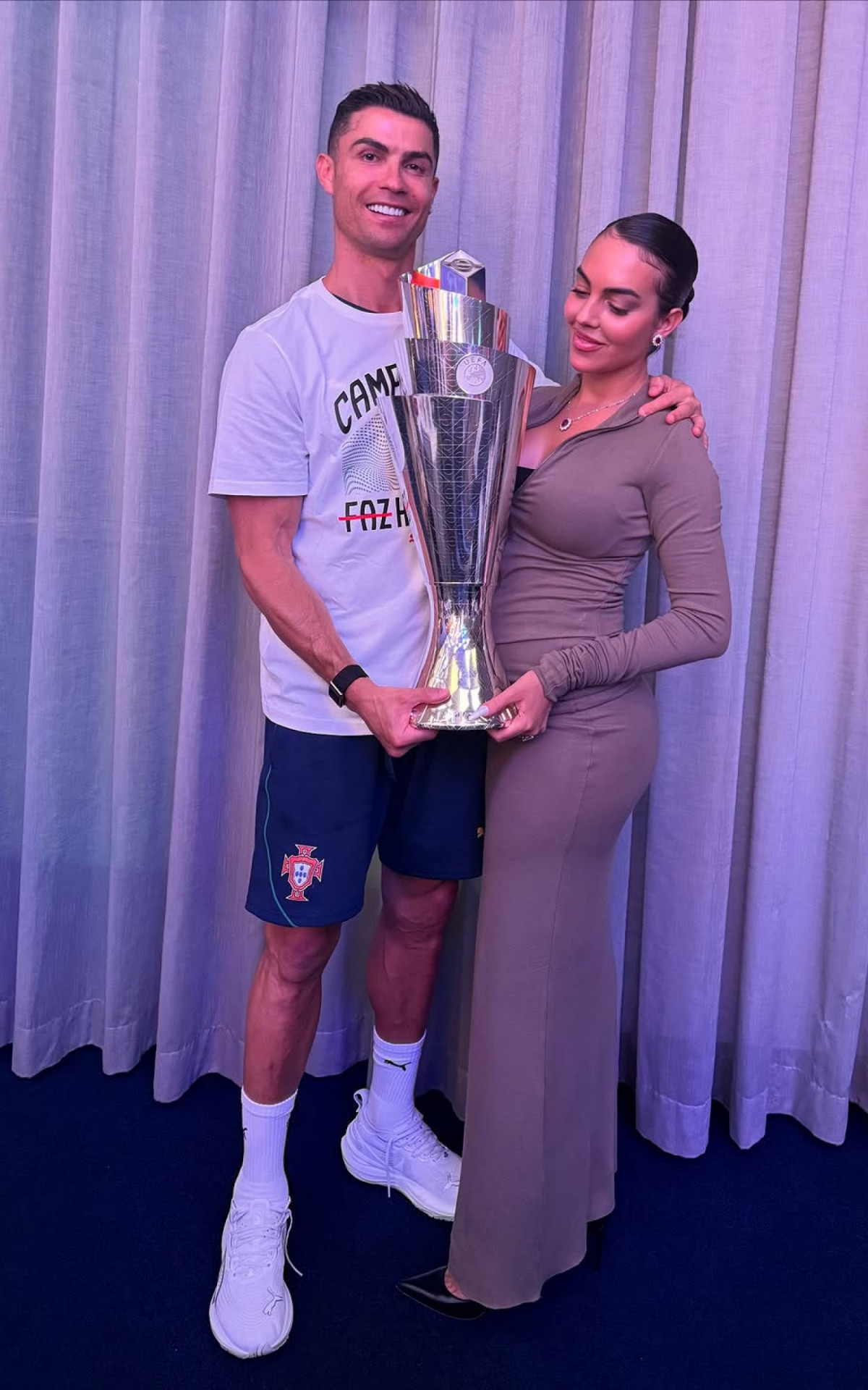 Georgina Rodri?guez e Cristiano Ronaldo celebram com troféu da Liga das Nações - Reprodução/Instagram