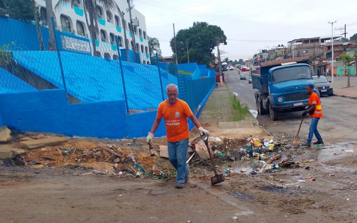 A Prefeitura retirou uma grande quantidade de lixo ao lado de um Ciep