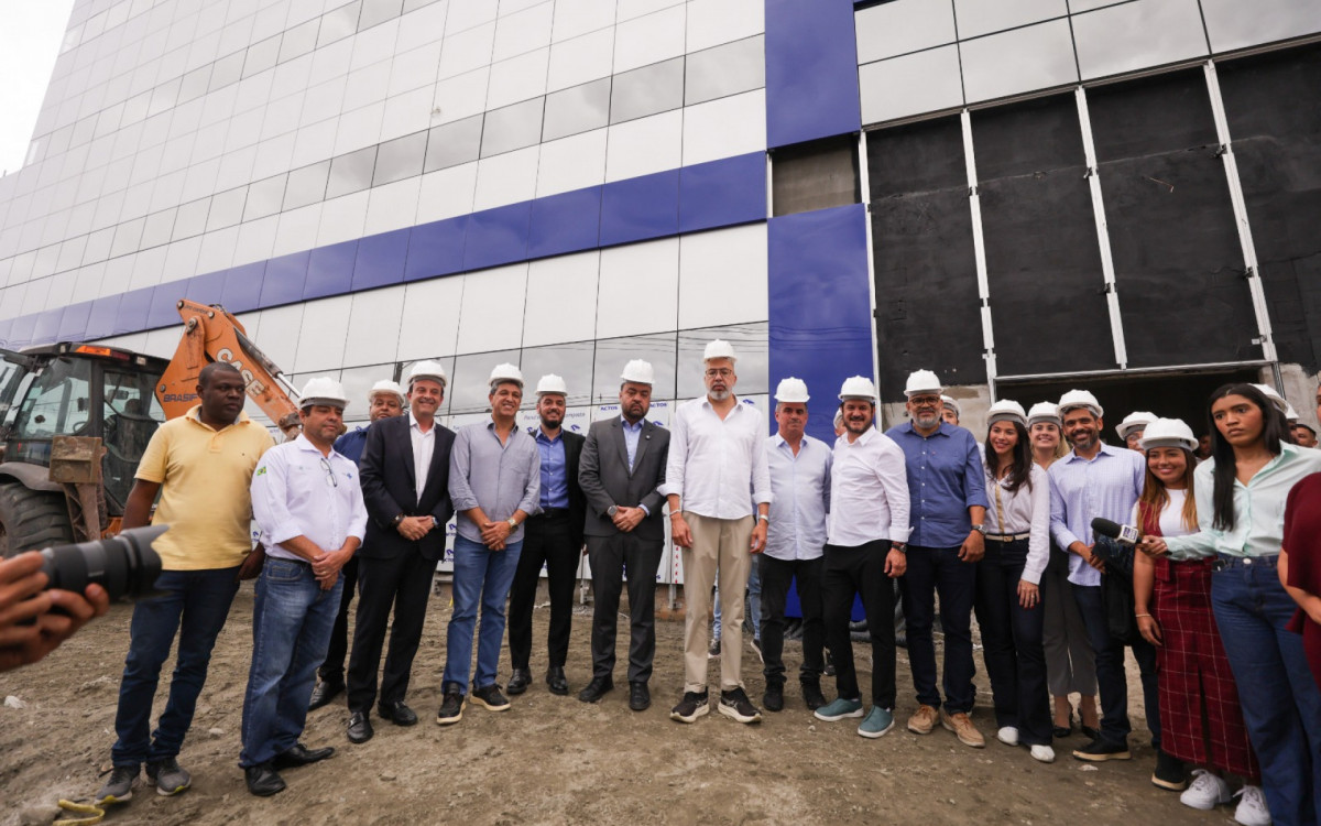 O prefeito Márcio Canella, governador Cláudio Castro e o presidente da Alerj, Rodrigo Bacelar, visitaram as obras de ampliação do Hospital Geral de Emergência