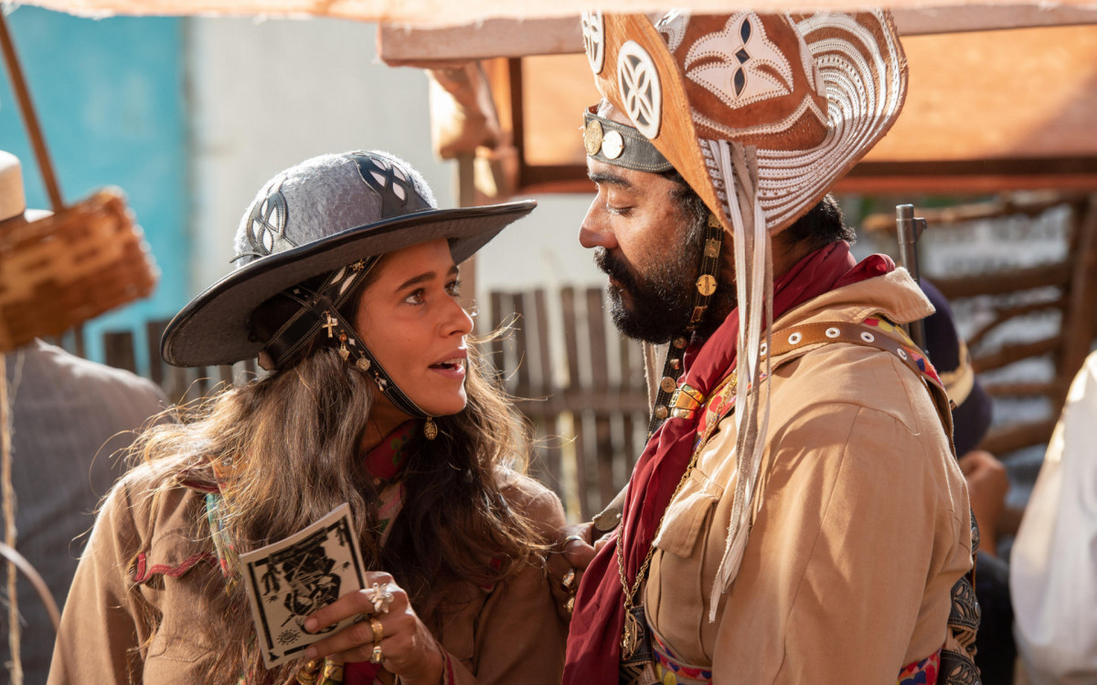 Josué (Thomás Aquino) e Rosa (Isadora Cruz) em cena de 