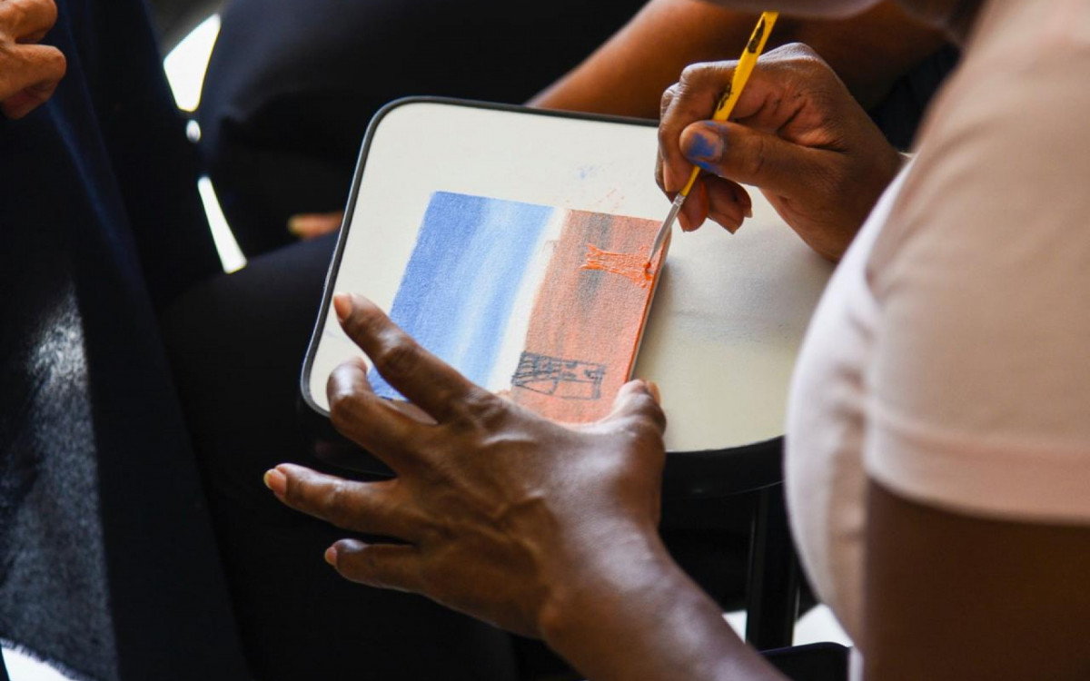 As aulas oferecem um ambiente seguro para escuta ativa, troca de vivências e desenvolvimento de habilidades manuais e criativas