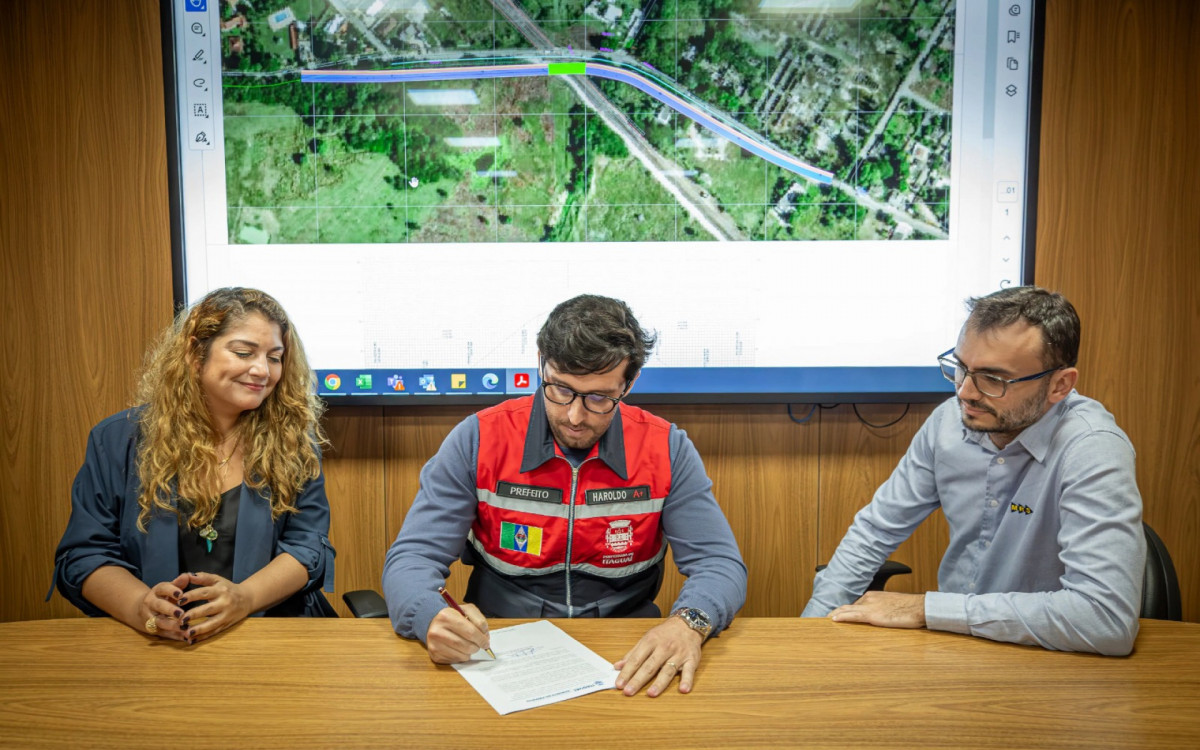 Da esq. para a dir.: Veronica Mageste (MRS); Prefeito Haroldo Jesus e Marcos Freitas (MRS): assinatura de parceria garante viaduto sobre a linha f&eacute;rrea para Chaper&oacute;. - Foto: Italo Dornelles / Comunica&ccedil;&atilde;o PMI