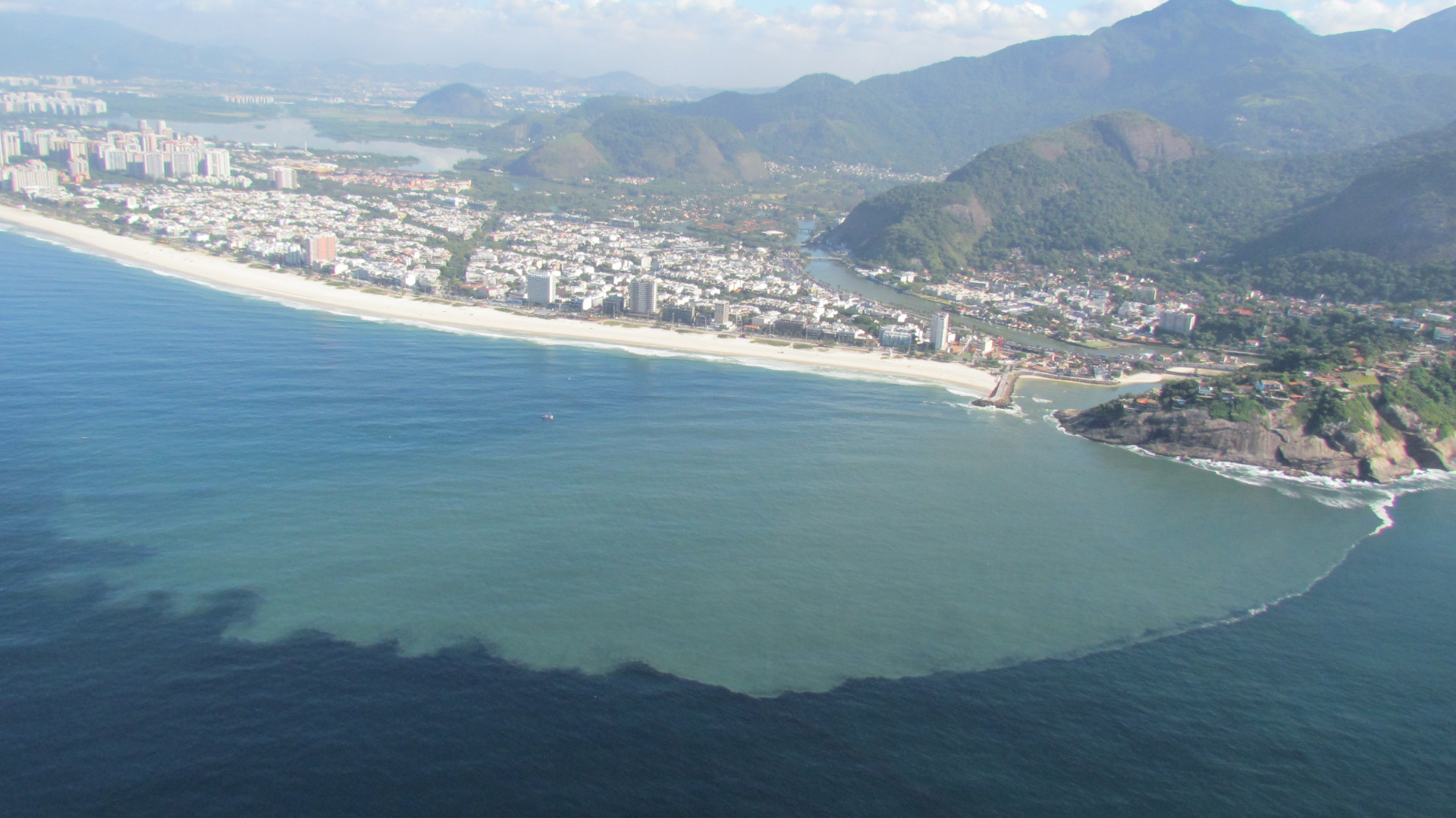 Mancha avistada no Canal da Joatinga, na altura do Quebra-Mar, em 2012 - Arquivo/Projeto Olho Verde/ Mario Moscatelli