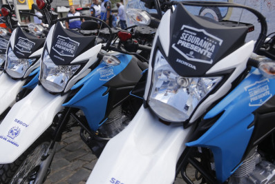 PMs do Segurança Presente de Queimados prendem homem por ato obsceno