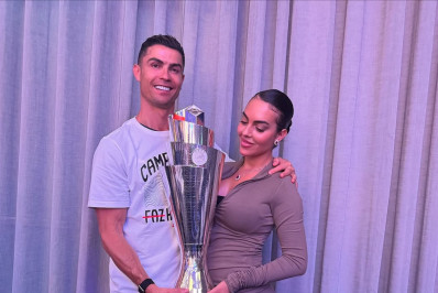 Georgina Rodríguez segura o troféu da Liga das Nações com Cristiano Ronaldo: 'Campeões'