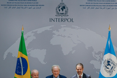 Lula assina acordo de cooperação com a Interpol; Zambelli está na lista de foragidos do órgão