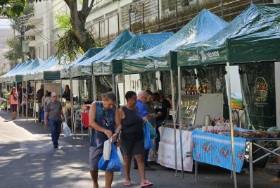 Prefeitura de Três Rios entrega 139 novas barracas padronizadas a feirantes do município