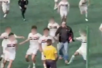Vídeo! Partida de futebol sub-17 termina em briga generalizada entre árbitro e jogadores