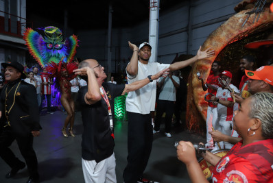 Astro da NBA, Giannis Antetokounmpo visita barracão da Viradouro 