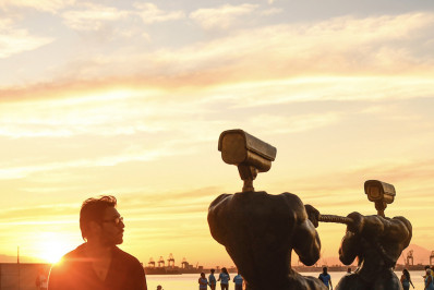 Exposição Primórdios Digitais, do artista Beto Gatti, em cartaz no MAC e em pontos turísticos de Niterói