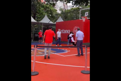 Vídeo! Astro da NBA escorrega em inauguração de quadra de basquete no Rio