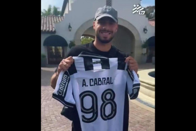 Elogiado por Paiva, Arthur Cabral se apresenta ao Botafogo nos Estados Unidos