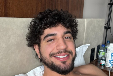 Após anunciar que será pai, Nattan ganha presente inesperado em show