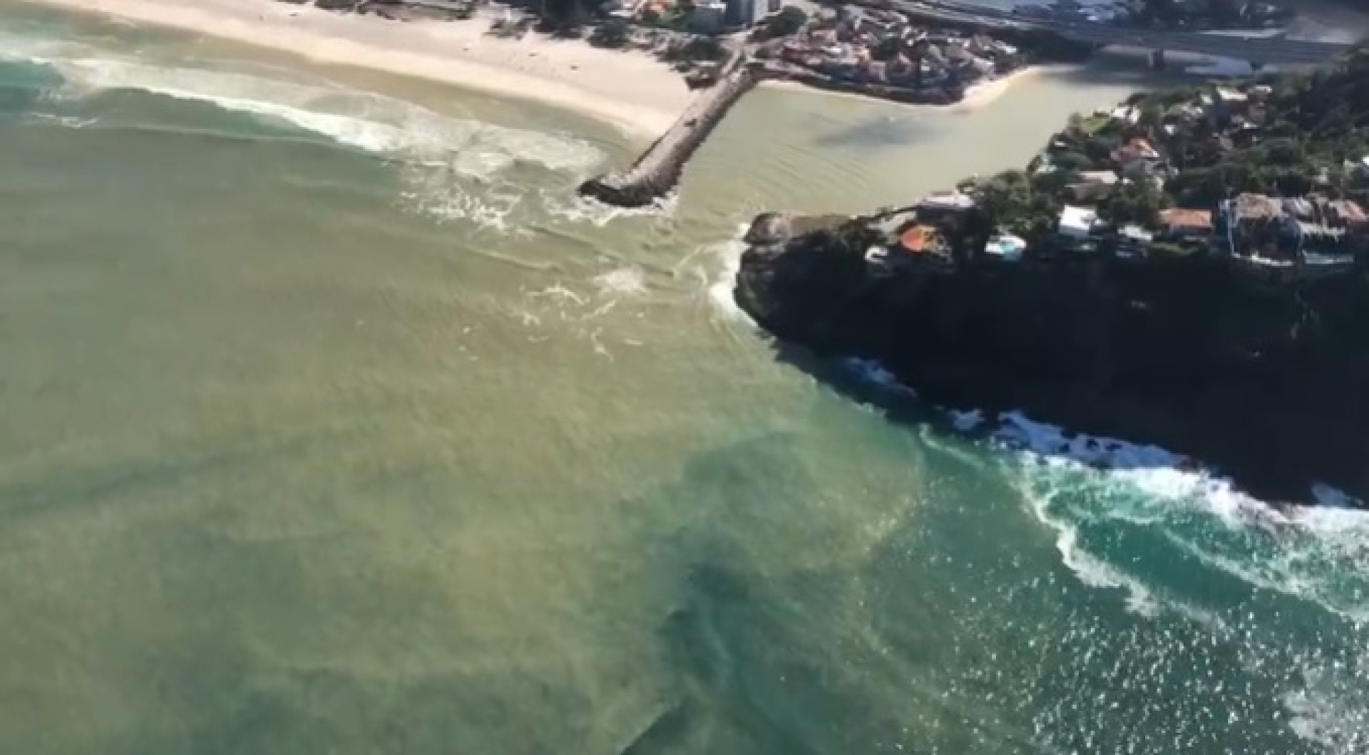Mancha avistada no Canal da Joatinga, na altura do Quebra-Mar, em 2021 - Arquivo/Projeto Olho Verde/ Mario Moscatelli