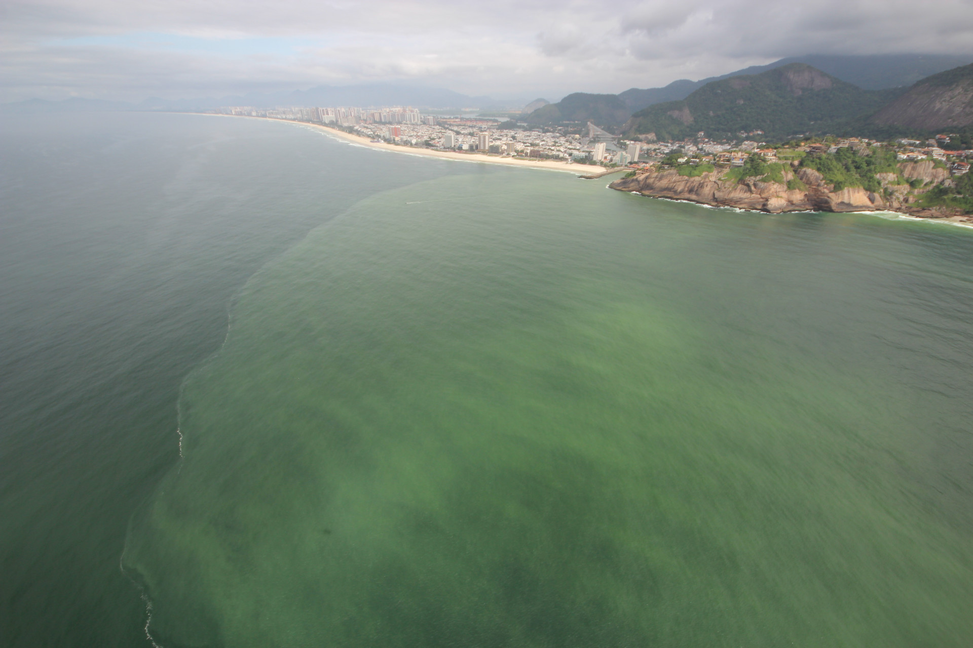 Mancha avistada no Canal da Joatinga, na altura do Quebra-Mar, em dezembro 2015 - Arquivo/Projeto Olho Verde/ Mario Moscatelli