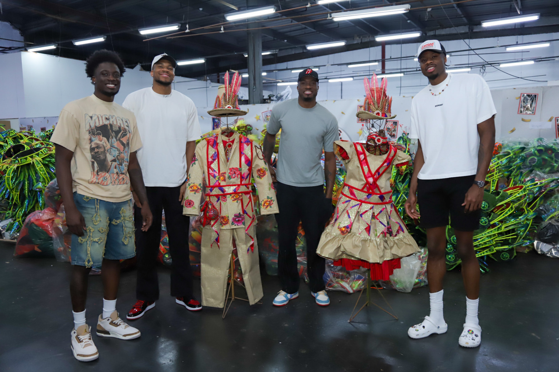 Giannis Antetokounmpo visita barracão da Viradouro acompanhado da família - Thiago Mattos / Brazil News